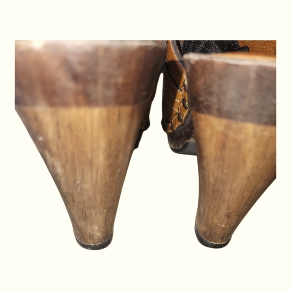 Banana Republic Vintage Tan Leather Clogs with Studded Detail Wooden Heels 8 - Picture 3 of 7